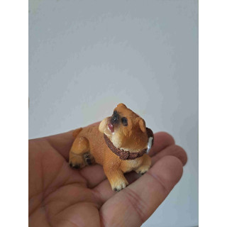 Engelse bulldog hond zittend op de grond van kunsthars