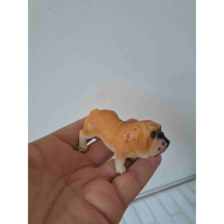 Engelse bulldog hond rechtop staand van kunsthars