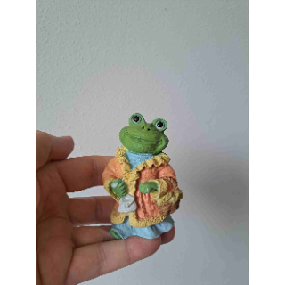 Kikker met jas aan van kunsthars