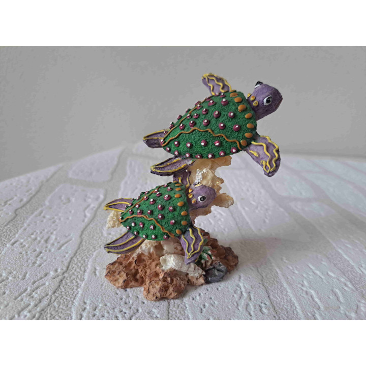 Schildpadden met groen schild zwemmen om het koraal rif