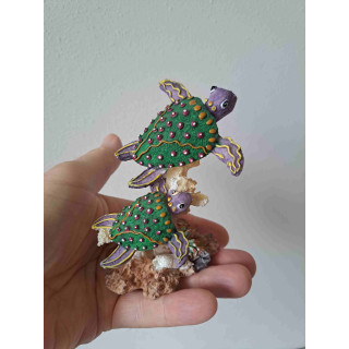 Schildpadden en koraal, groen, kunsthars 11.5x5.5x10.5cm
