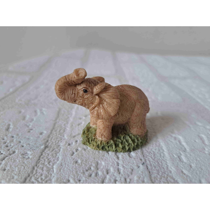 Olifant kijkt schuin omhoog
