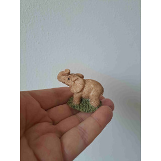 Olifant kijkt schuin omhoog van kunsthars