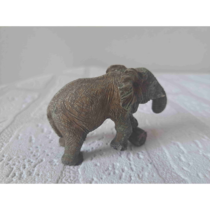 Olifant met poot op boomstronk
