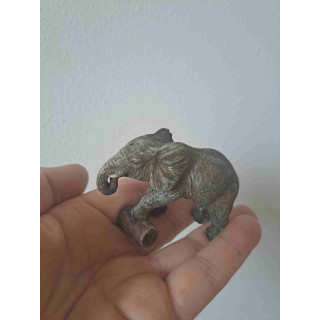 Olifant van kunsthars met boomstronk 8x3x6cm