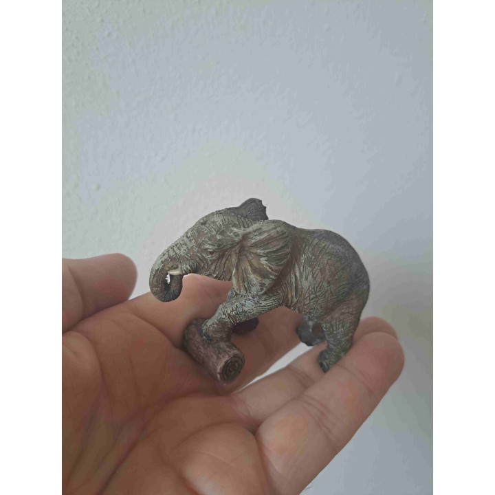 Olifant van kunsthars met boomstronk 8x3x6cm