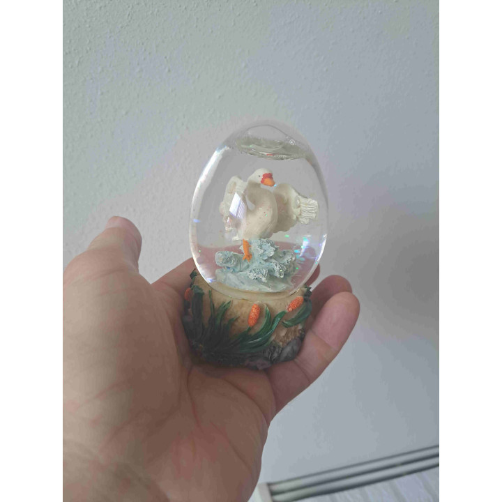 Sneeuwbol van glas en kunsthars met zwaan erin
