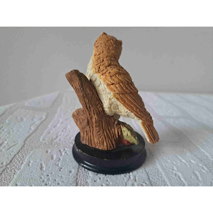 Velduil met boomstronk op een houten plateau The Leonardo Collection Velduil met boomstronk op een houten plateau The Leonardo Collection