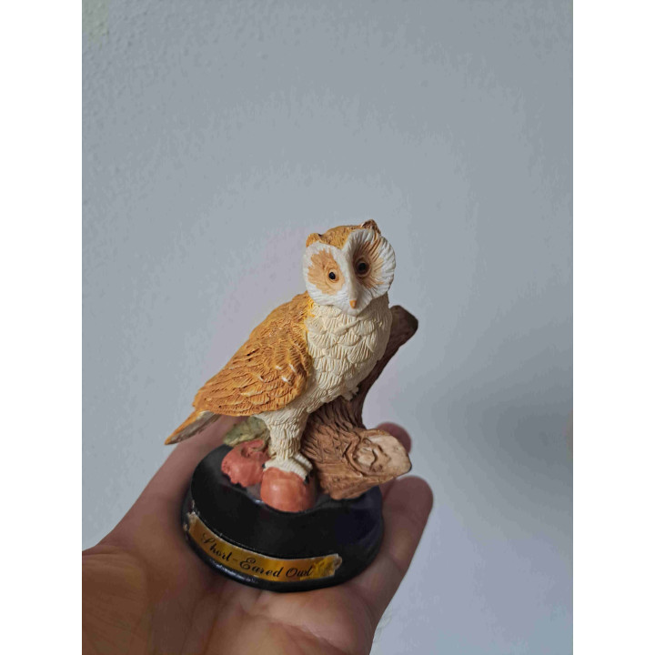 Velduil met boomstronk van kunsthars op een houten plateau Velduil met boomstronk van kunsthars op een houten plateau