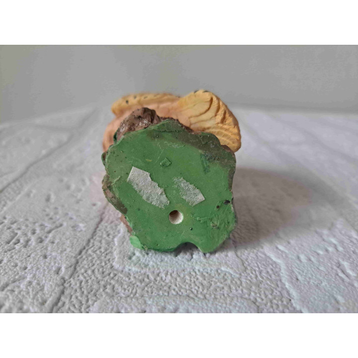 Uil met grote ogen staand op een boomstronk Uil met grote ogen staand op een boomstronk