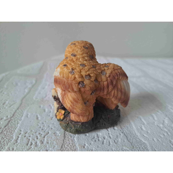 Uil met jong onder de vleugel van kunsthars