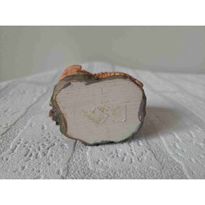 Uil met jong onder de vleugel van kunsthars