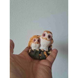 Uil met jong van kunsthars onder de vleugel