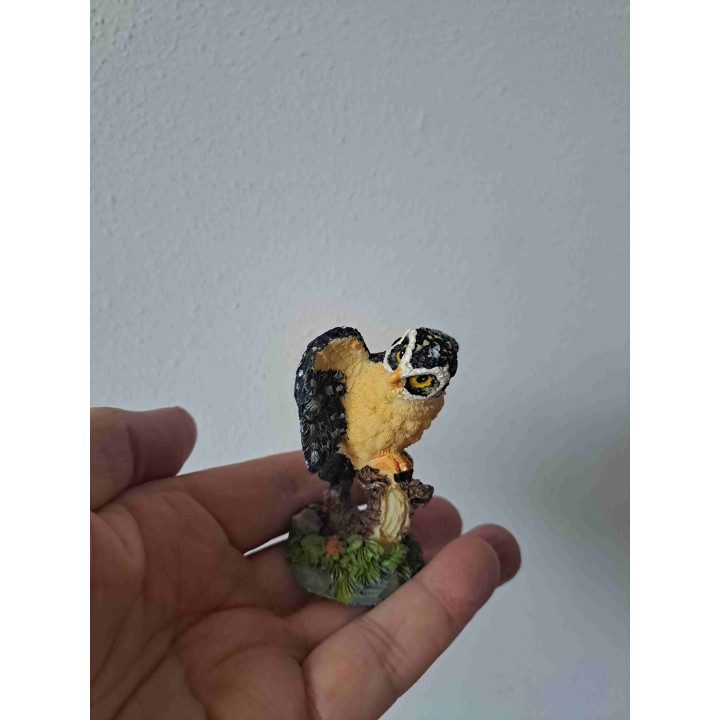 Uil van kunsthars met open zwarte vleugels 6x6x7.5cm