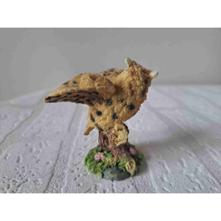 Uil met open vleugels van kunsthars