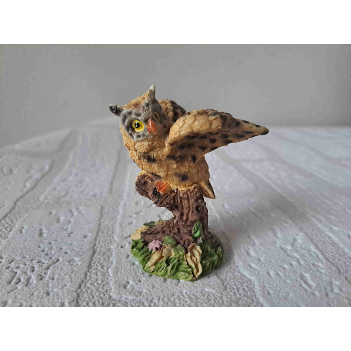 Uil met open vleugels van kunsthars