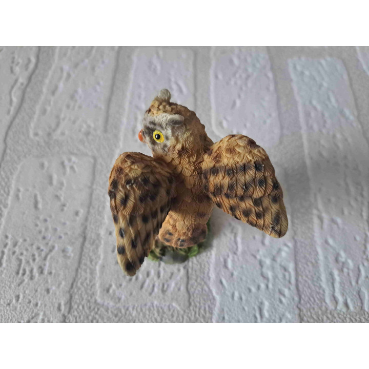 Uil met open vleugels van kunsthars
