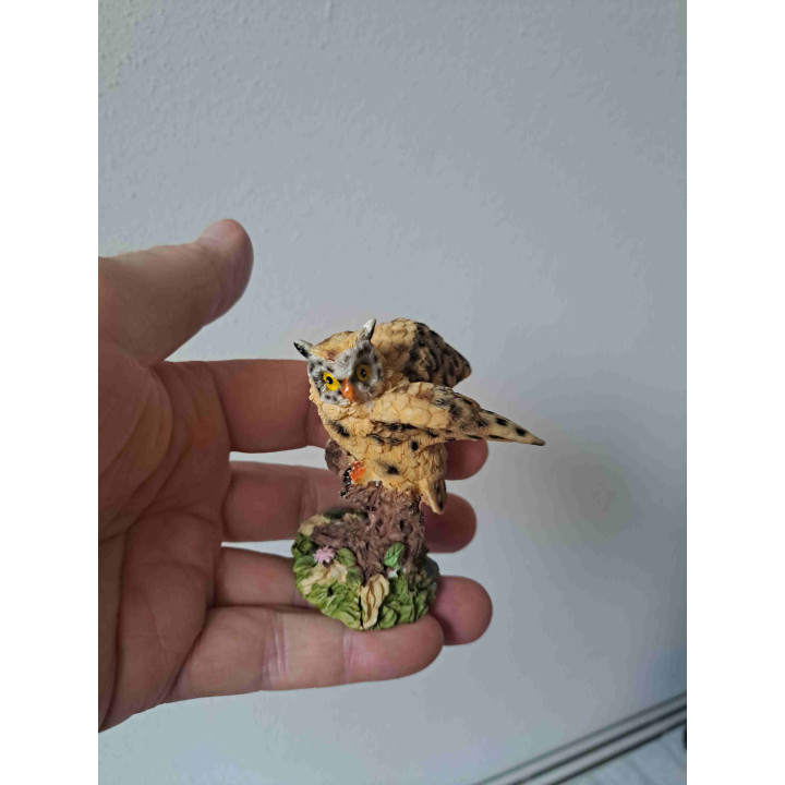 Uil van kunsthars met open vleugels