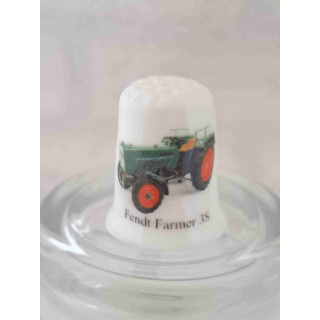 Fendt Farmer 3S tractor landbouwvoertuig op een porselein vingerhoedje