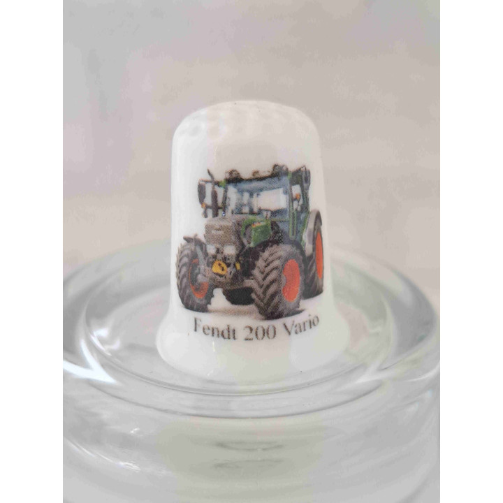 Fendt 200 Vario tractor landbouwvoertuig op een porselein vingerhoedje