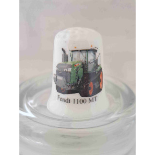 Fendt 1100 MT tractor landbouwvoertuig op een porselein vingerhoedje