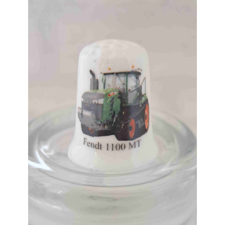 Fendt 1100 MT tractor landbouwvoertuig op een porselein vingerhoedje