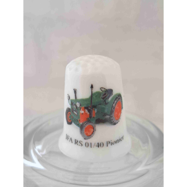 IFA RS 01-40 Pionier tractor landbouwvoertuig op een porselein vingerhoedje