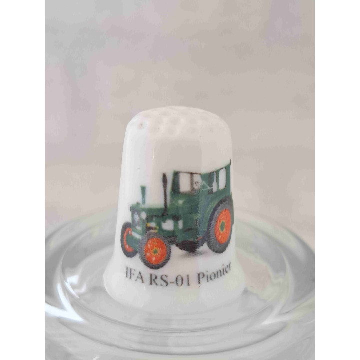 IFA RS 01 Pionier tractor landbouwvoertuig op een porselein vingerhoedje