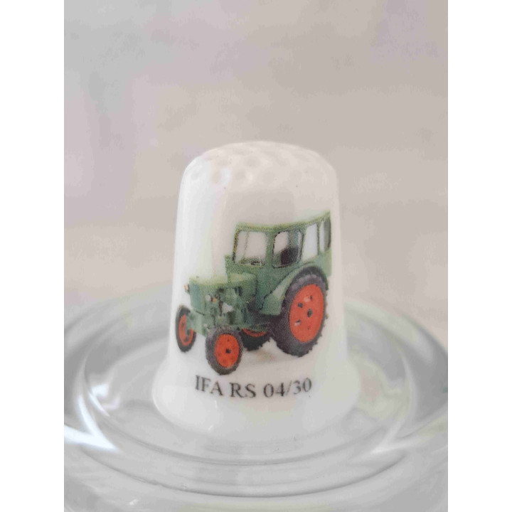 IFA RS 04-30 tractor landbouwvoertuig op een porselein vingerhoedje