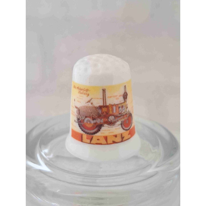 Lanz tractor reclame landbouwvoertuig op een porselein vingerhoedje