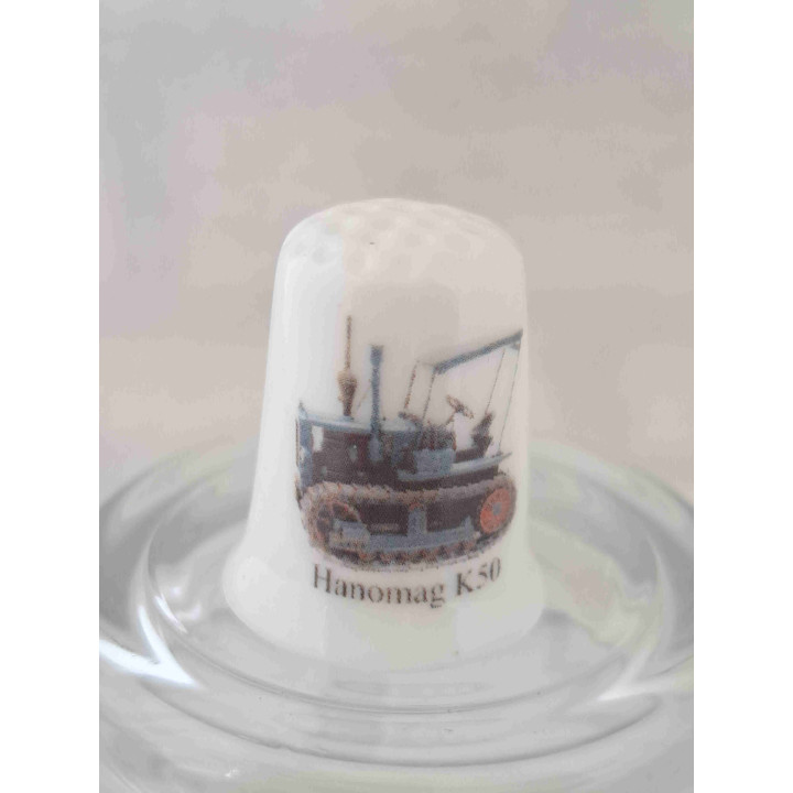 Hanomag K50 tractor landbouwvoertuig op een porselein vingerhoedje