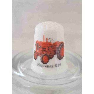 Hanomag R19 tractor landbouwvoertuig op een porselein vingerhoedje