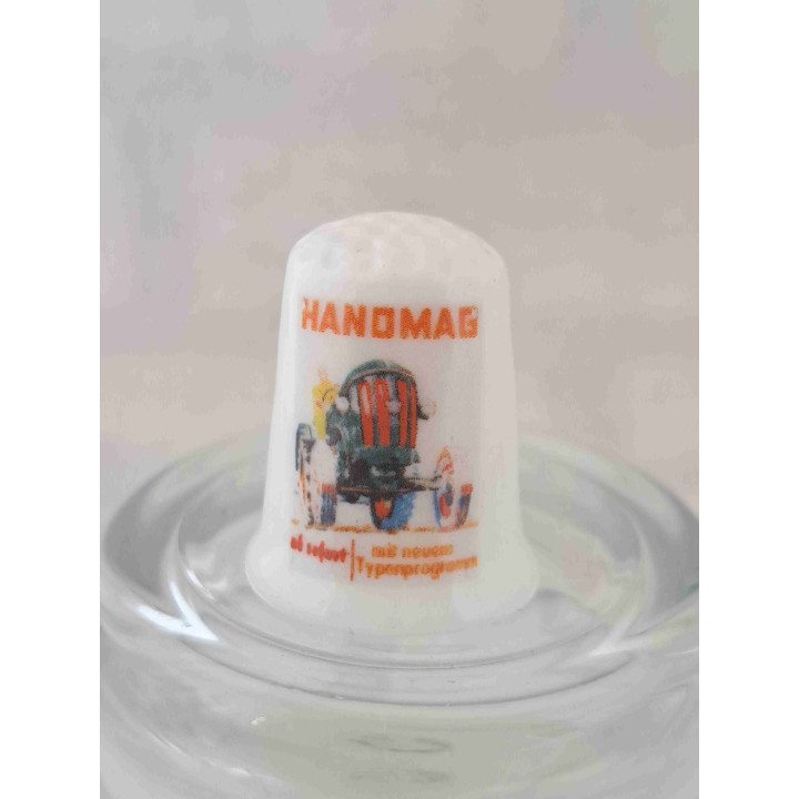 Hanomag tractor reclame landbouwvoertuig op een porselein vingerhoedje