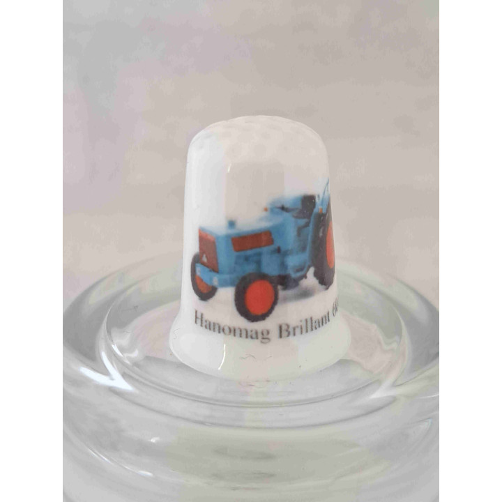 Hanomag Brillant 601 tractor landbouwvoertuig op een porselein vingerhoedje