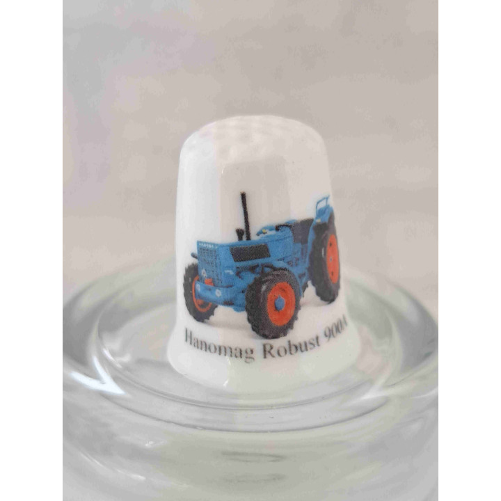 Hanomag Robust 900A tractor landbouwvoertuig op een porselein vingerhoedje