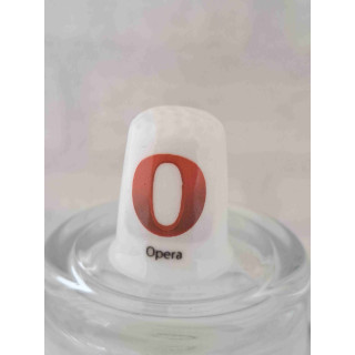 Opera webbrowser logo op een porselein vingerhoedje