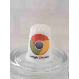 Google Chrome webbrowser logo op een porselein vingerhoedje