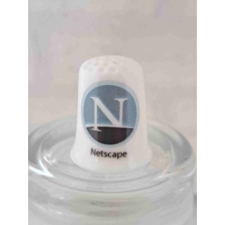 Netscape Navigator webbrowser logo op een porselein vingerhoedje