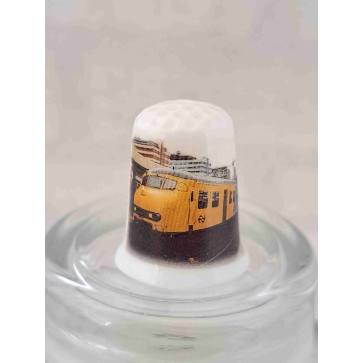 NS trein Plan V - T Apekop op een porselein vingerhoedje