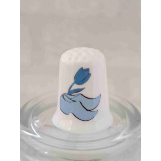 Klomp met tulp in blauw op een porselein vingerhoedje