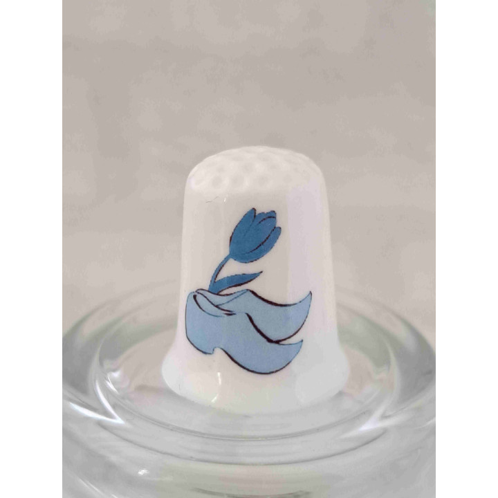 Klomp met tulp in blauw op een porselein vingerhoedje Klomp met tulp in blauw op een porselein vingerhoedje