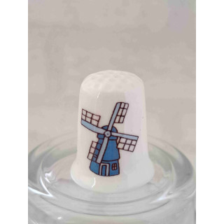 Molen in blauw op een porselein vingerhoedje