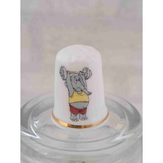 Olifant aan het sporten op een porselein vingerhoedje met goud randje