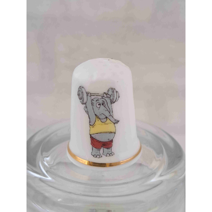 Olifant aan het sporten op een porselein vingerhoedje met goud randje