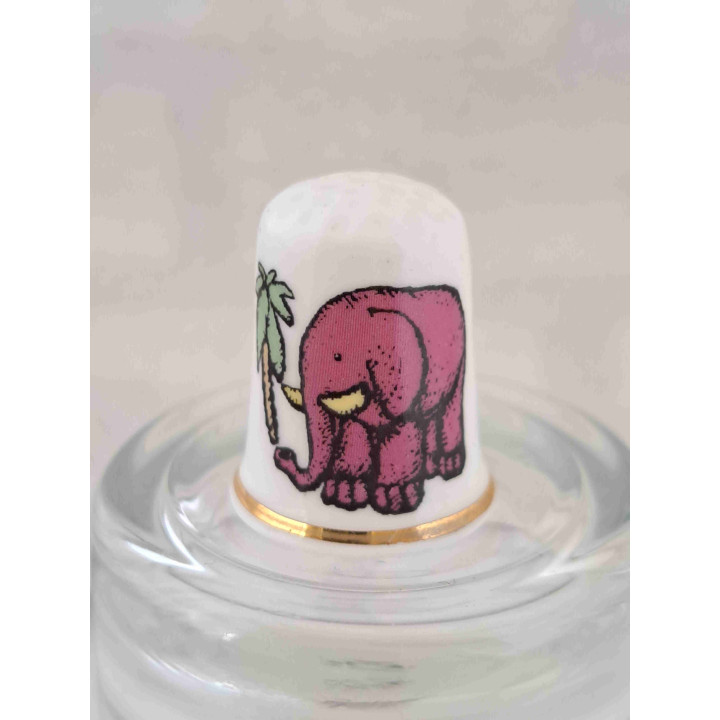 Paarse olifant op een porselein vingerhoedje met goud randje