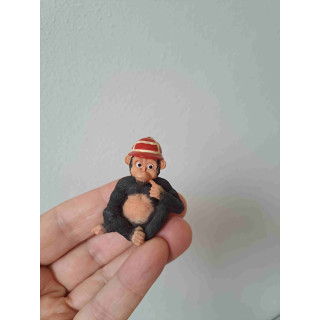 Aap zittend met pet, kunsthars 5x2.5x5cm