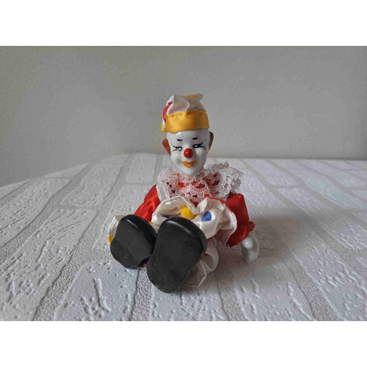 Clown van porselein met bewegende armen en benen Clown van porselein met bewegende armen en benen