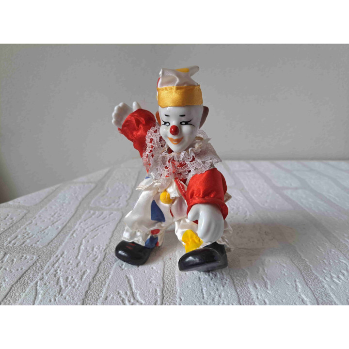 Clown van porselein met bewegende armen en benen Clown van porselein met bewegende armen en benen