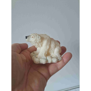 IJsbeer zittend op het ijs van kunsthars 8.5x5.5x6cm