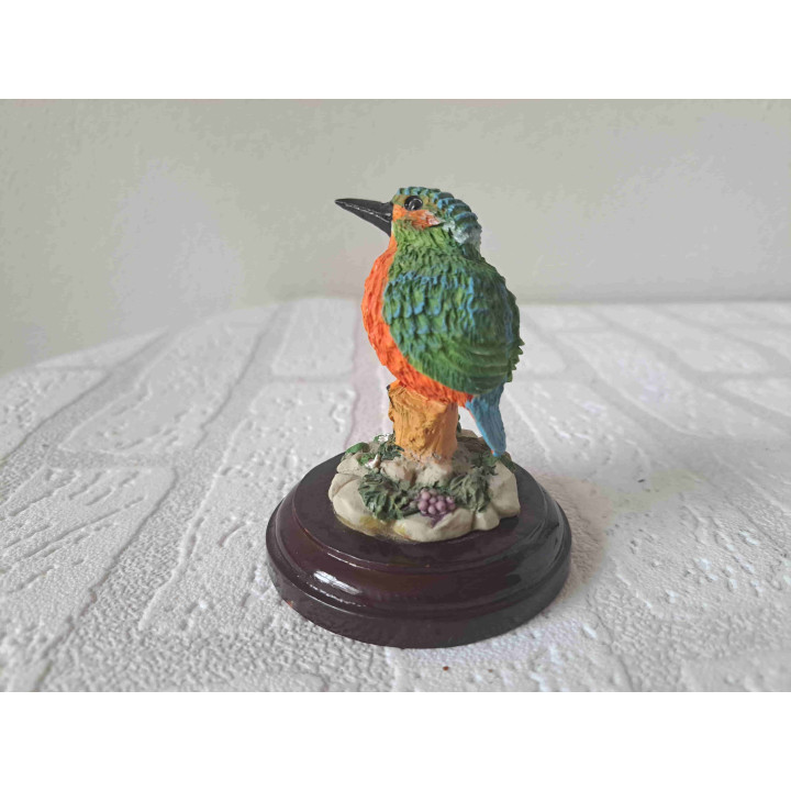 IJsvogel met boomstronk op een houten plateau